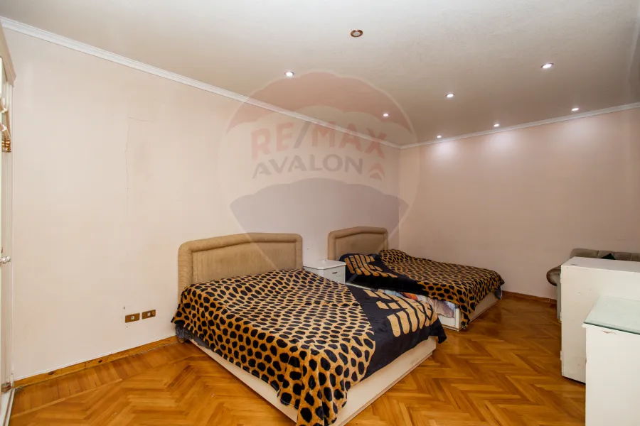 شقة للبيع 350 م  سابا باشا (على البحر مباشرة)