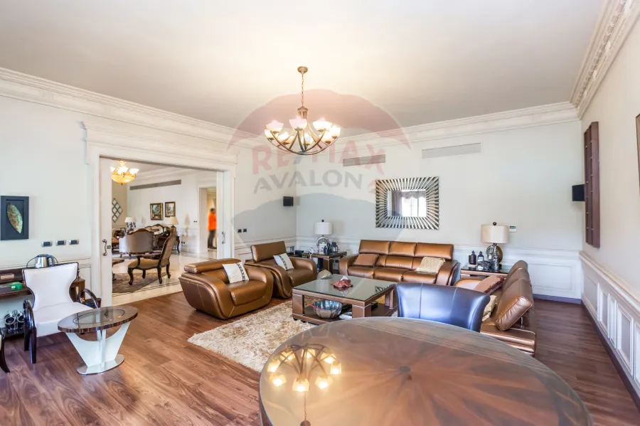 فيلا فاخره للبيع 2,200 م  كينج مريوط (داخل كومباوند بالكينج مريوط - خطوات من  الاستاد)