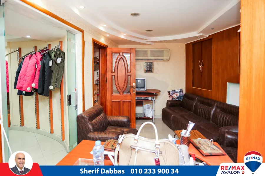 محل للبيع 104 م محطة الرمل (شارع النبي دانيال - امام المعبد اليهودي)