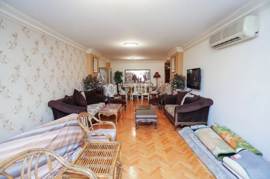 شقة للبيع 188م لوران (خطوات من ش أبو قير)