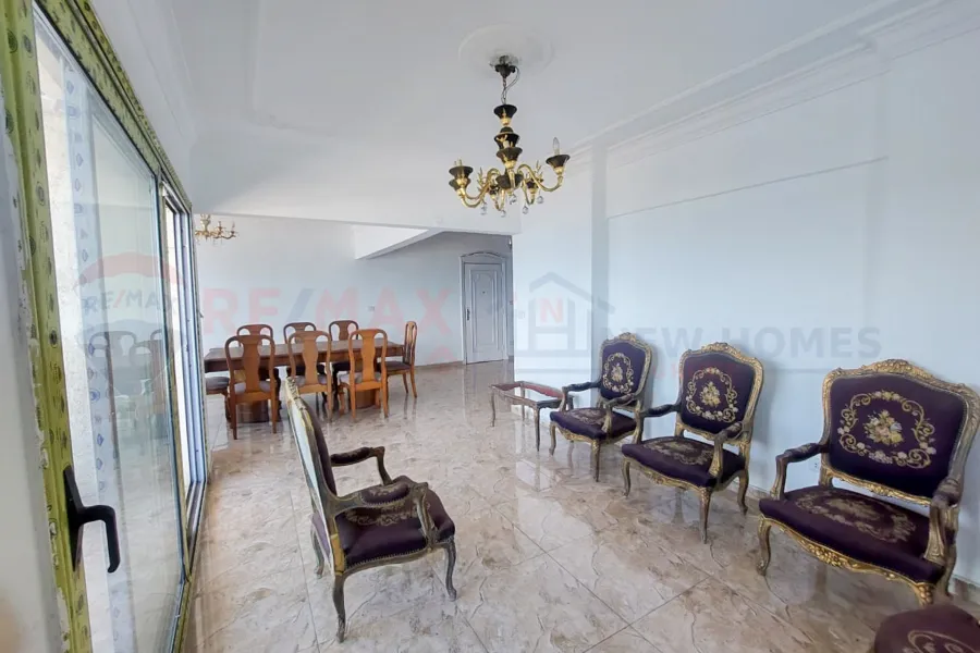 شقة للايجار 160 م كليوباترا (علي البحر مباشرة)