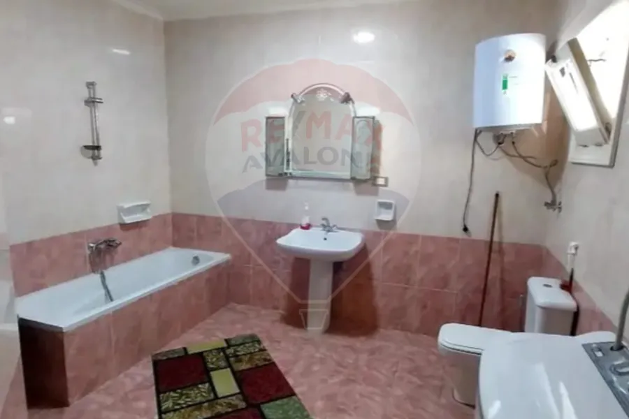 شقة للبيع 200 م محطة الرمل (خطوات من البحر)