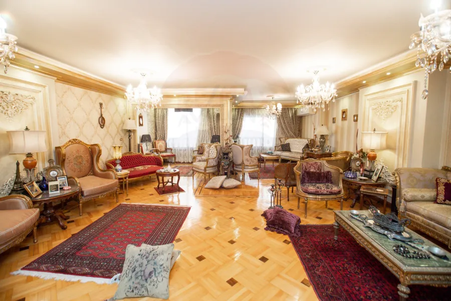 شقة للبيع 250 م لوران  (علي الترام مباشرة )