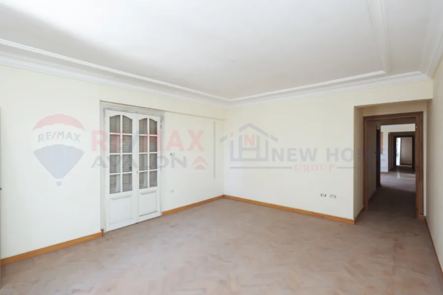 شقة للبيع 300 م زيزينيا ( خطوات من البحر امام قصر الصفا )