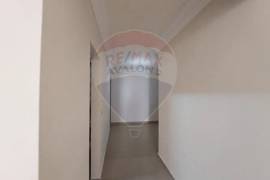Apartment for rent 185m Louran (steps from Victoria College)
