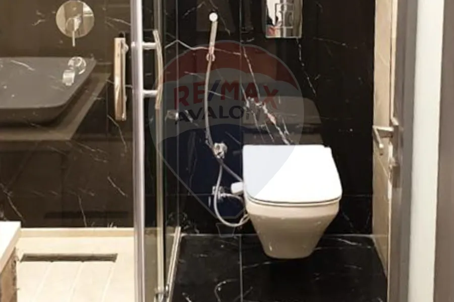 شقه للبيع + جاردن 82 م  التجمع الاول ( تاج سيتي ) 175 م