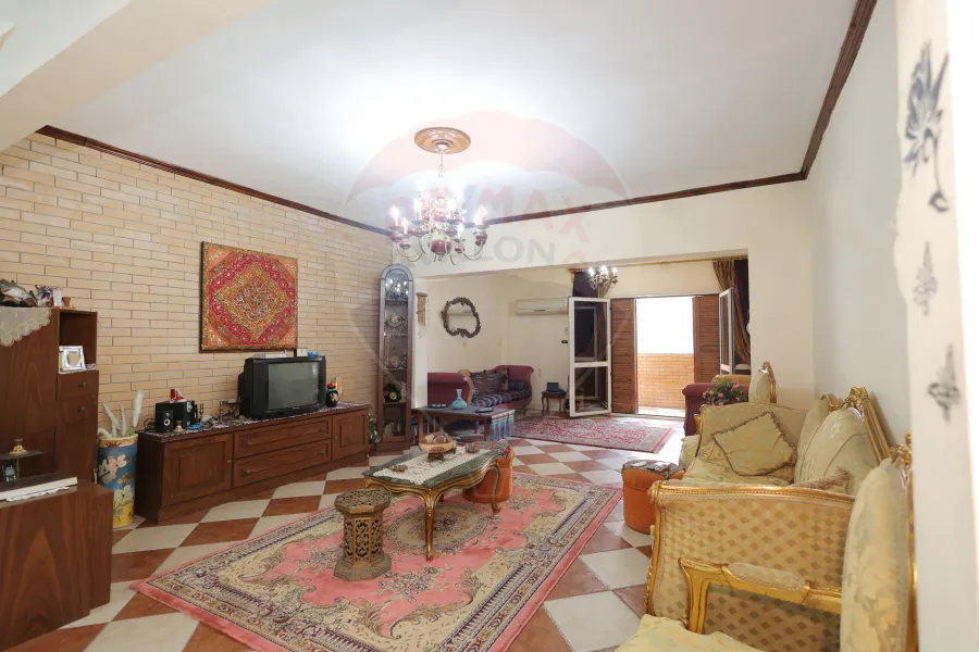 شقة للبيع 137 م جليم ( خطوات من البحر والترام)