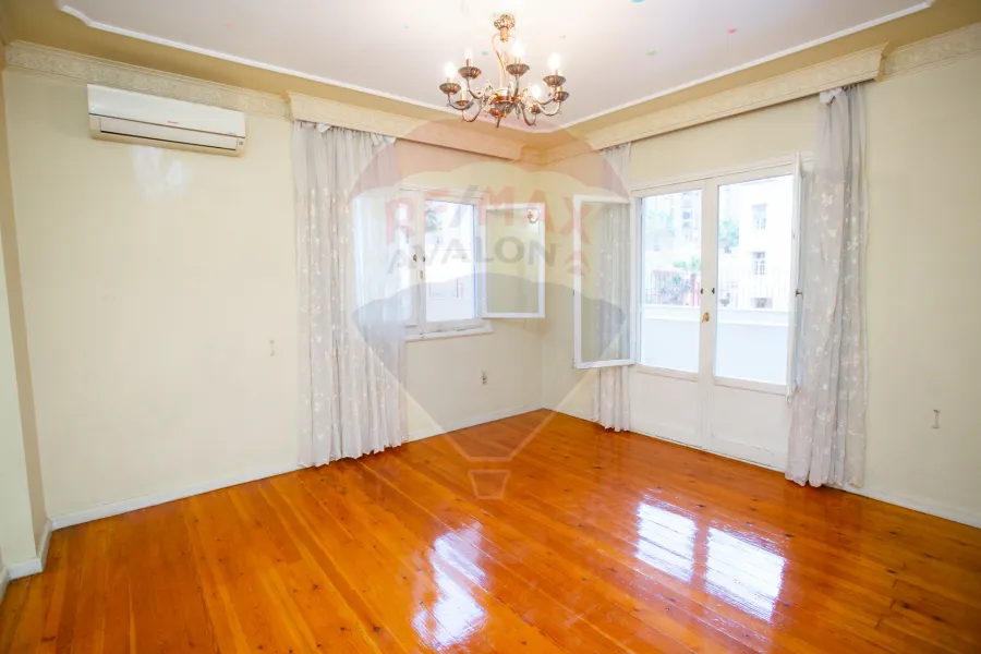 شقة مسجلة للبيع 271 م رشدي (المعسكر الرومانى)