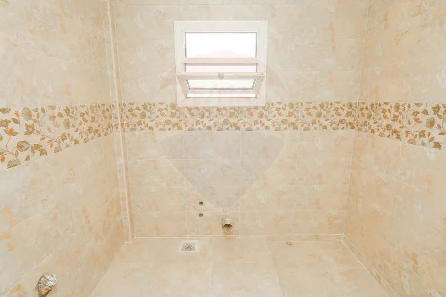 فيلا مستقله للبيع الكينج (طريق الكافوري بجوار واحة خطاب)