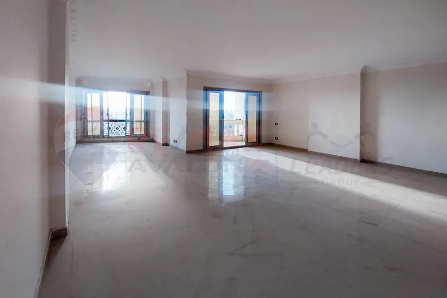 Apartment for rent 230 m Sporting (steps from the tram)