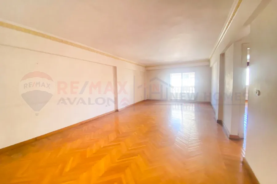 شقة للبيع 177 م لوران (علي الترام مباشرة)