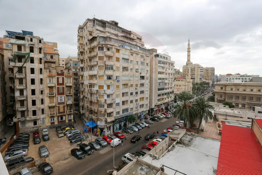 شقة اداري او سكني للايجار 100 م الأزاريطة (خطوات من البحر)