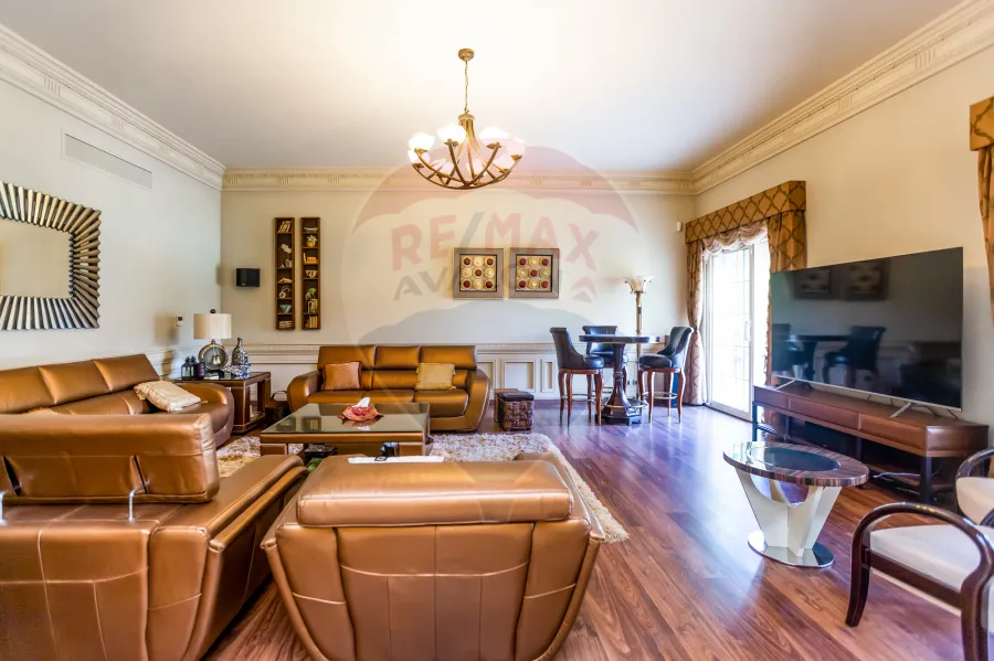 فيلا فاخره للبيع 2,200 م  كينج مريوط (داخل كومباوند بالكينج مريوط - خطوات من  الاستاد)