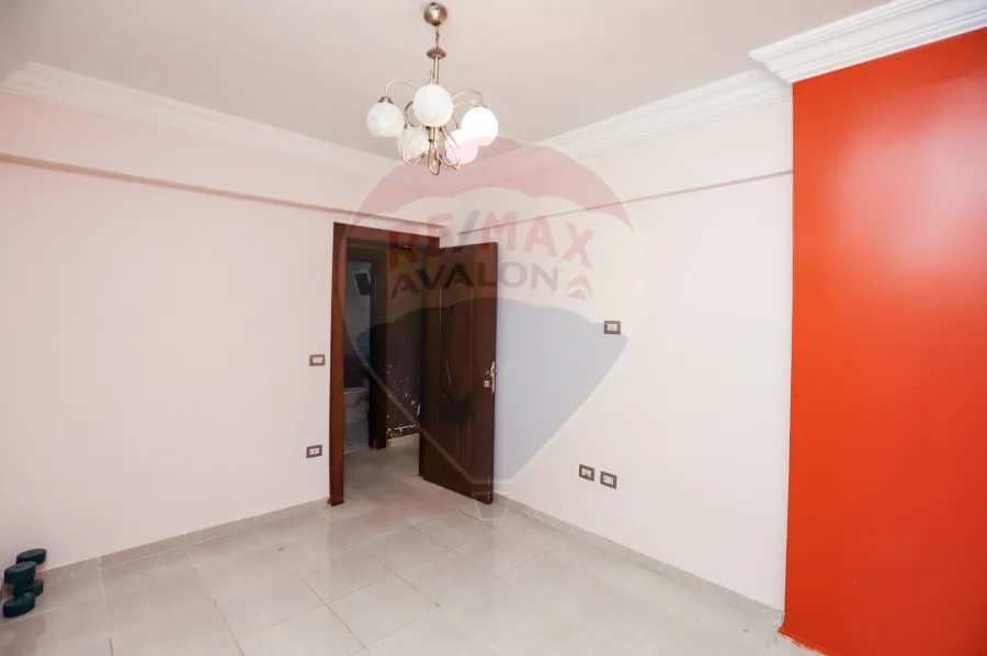 Apartment For Sale 100 m Sidi Gaber ( Steps From el Mosheer St )