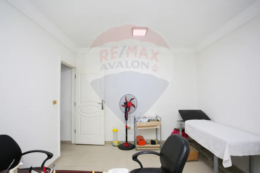 شقة إداري للبيع 55 م رشدي (علي الترام مباشرة)