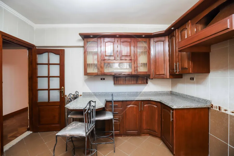 شقه للبيع 218 م جليم ( ش ابو قير مباشره )