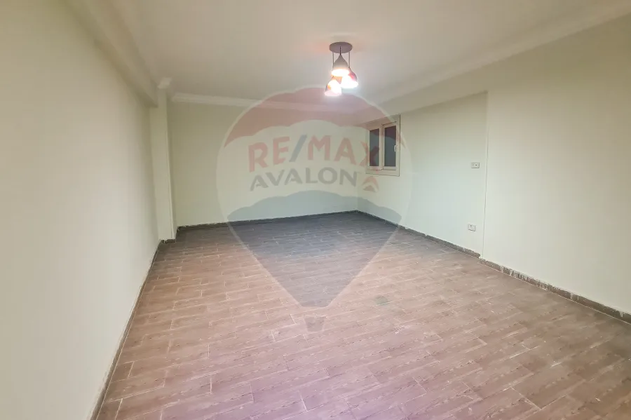 شقة للبيع 130 م كامب شيزار (خطوات من البحر)