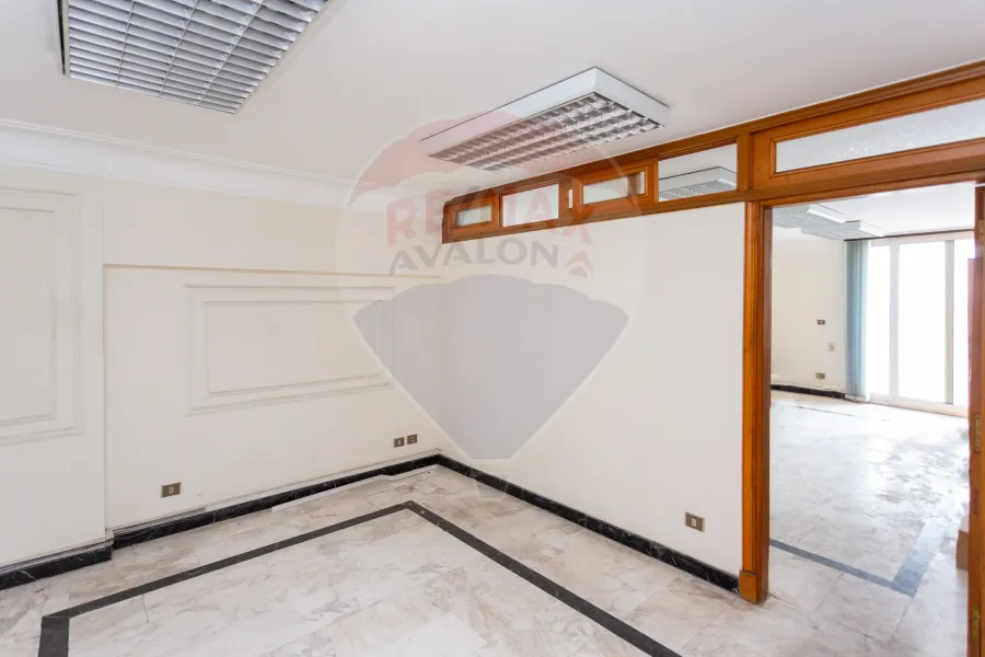 شقة للبيع 272 م زيزينيا (علي البحر مباشرة)