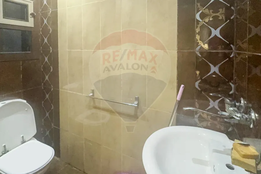 مكتب إداري للإيجار 100 م سيدي بشر (علي البحر مباشرة)