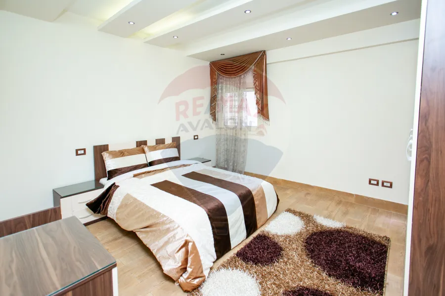 شقه للبيع 520 م سيدي بشر(ش محمد نجيب - على البحر مباشرة)