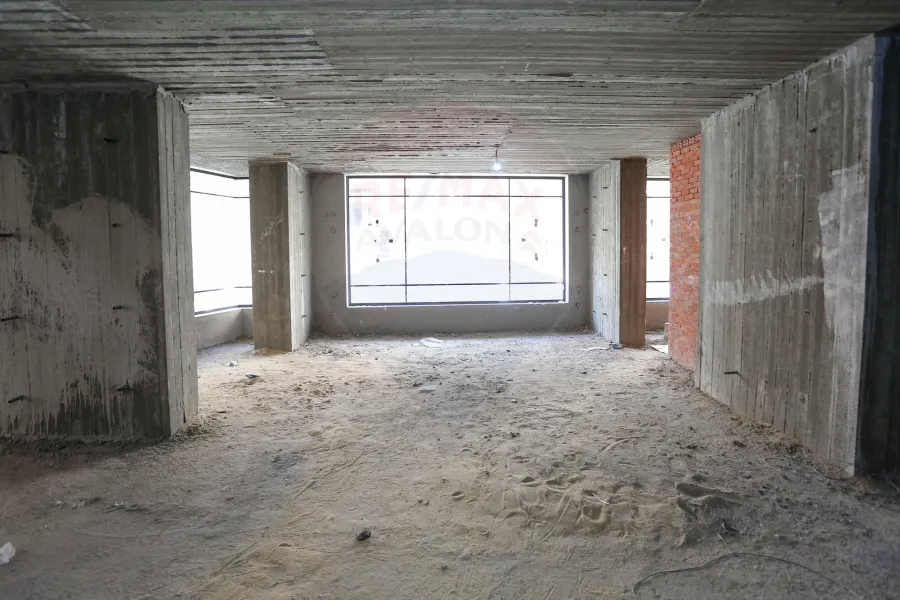 محل 520 م + ميزانين 770 م للايجار سان ستيفانو (على الترام مباشره)