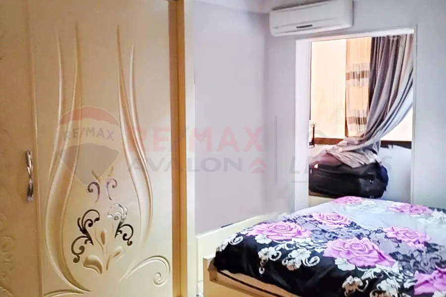 شقة للبيع 98 م كفر عبده (ش محمود ابو العلا)