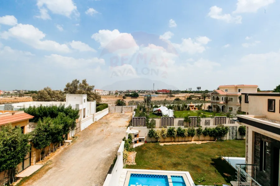 فيلا مستقله للبيع الكينج (طريق الكافوري بجوار واحة خطاب)