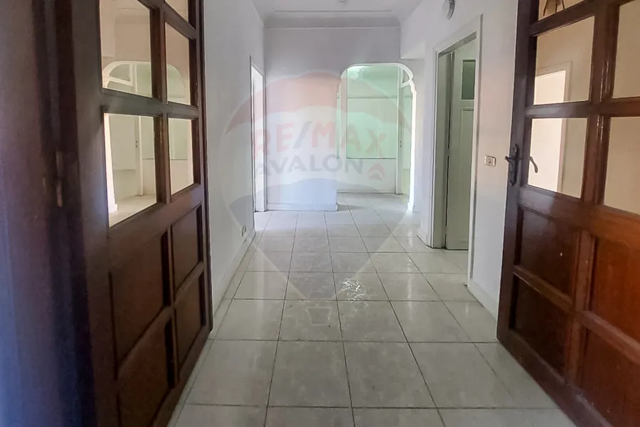 Adminstrative unit for rent 200m Louran (Al aqbal main st- steps from abu qer st)