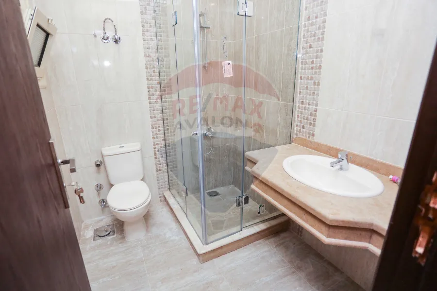 شقة للبيع 255 م سموحة (شارع فوزى معاذ الرئيسي)