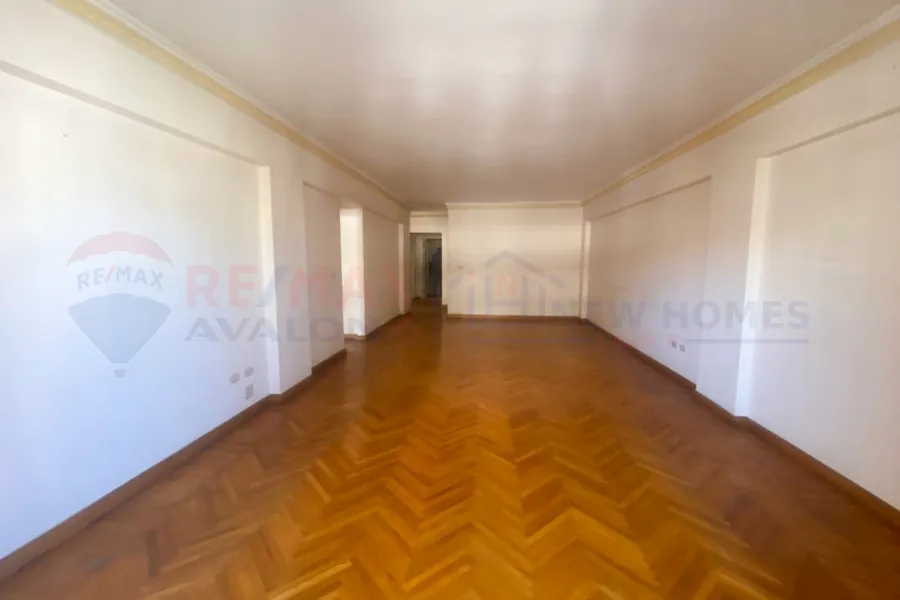 شقة للبيع 177 م لوران (علي الترام مباشرة)