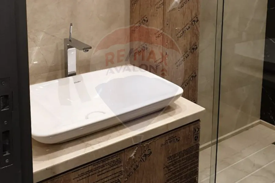 شقه للبيع + جاردن 82 م  التجمع الاول ( تاج سيتي ) 175 م