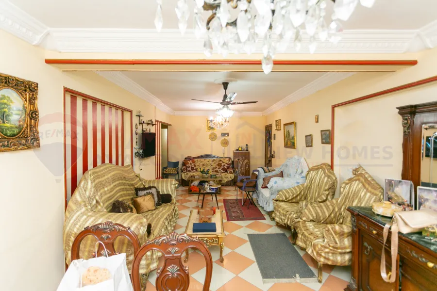 شقة للبيع 135 م سموحة (ش 285 بجوار مدرسه سموحة للغات