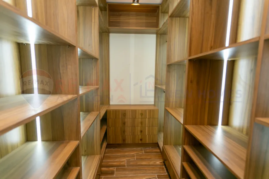 شقة للبيع 280 م جليم (ش ابو قير مباشرة)