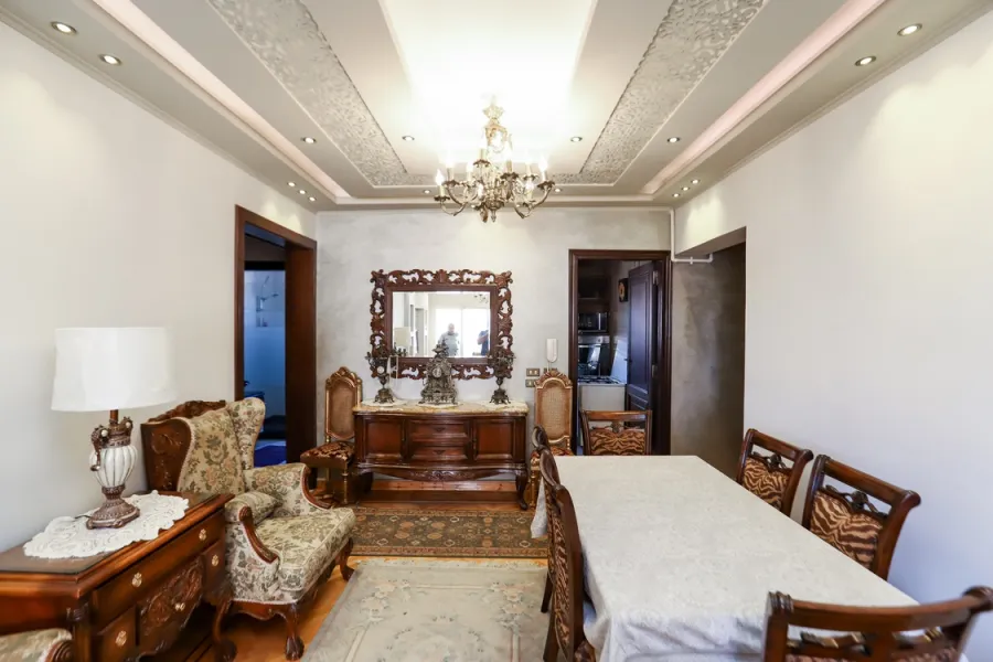 شقة للبيع 136م سموحة (ش فوزى معاذ الرئيسي)