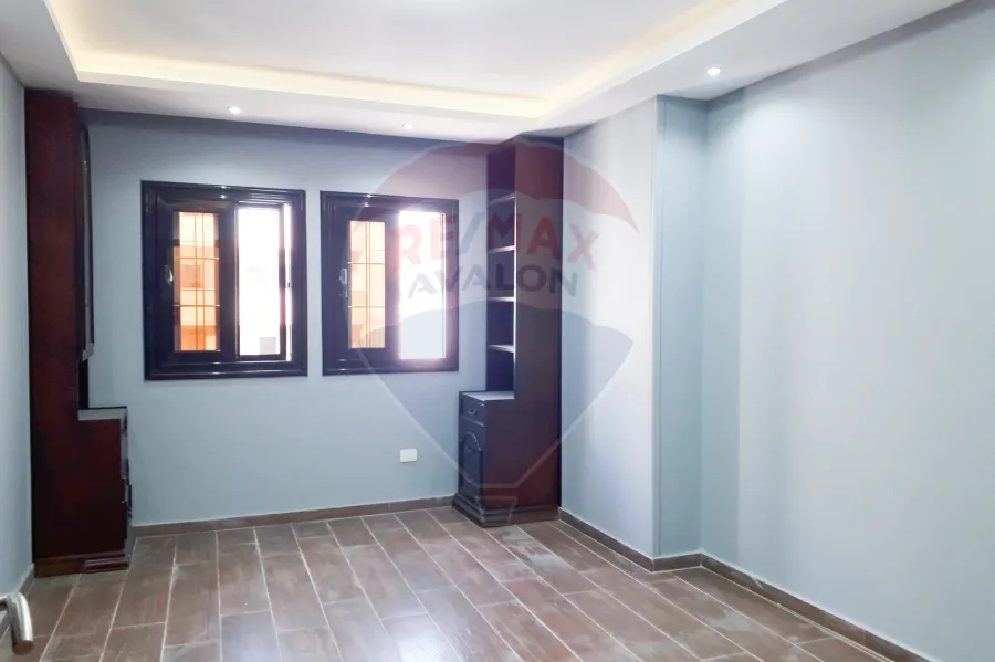 شقة للايجار 200 م الاقبال (علي الترام مباشرة)