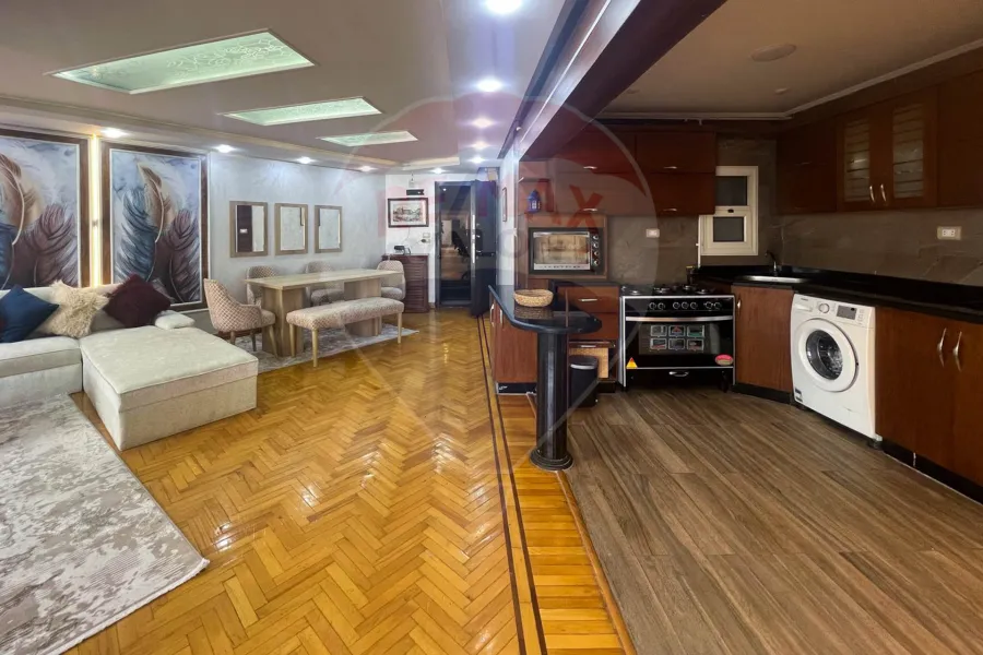 شقة دوبلكس للبيع 120 م جليم (علي البحر مباشرة)