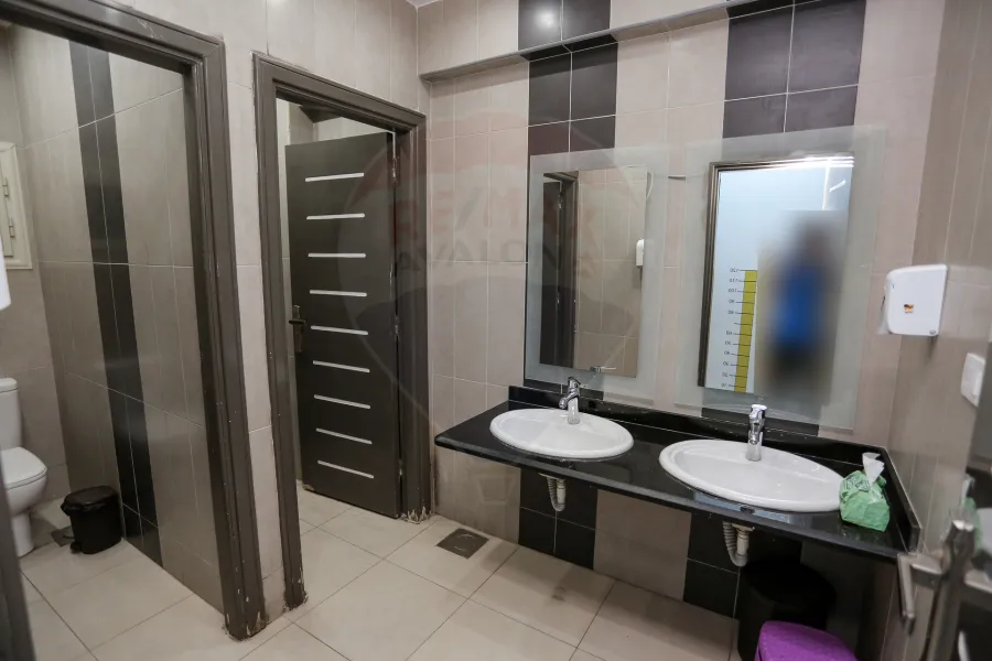 محل + ميزان للإيجار 300 م محرم بك (ش صالح الحديني)