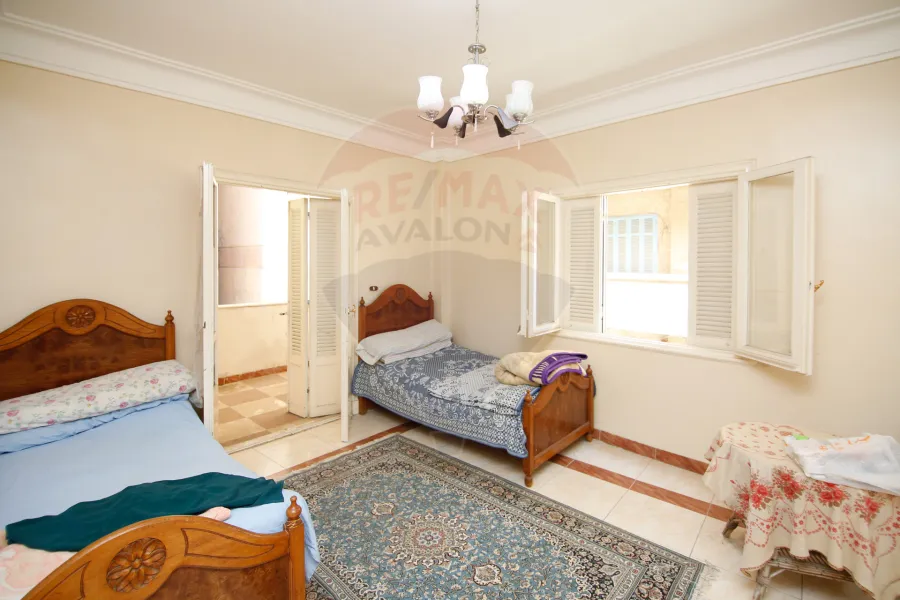 عقار للبيع 350م الأرض/800م مبانى لوران (خطوات من الترام)