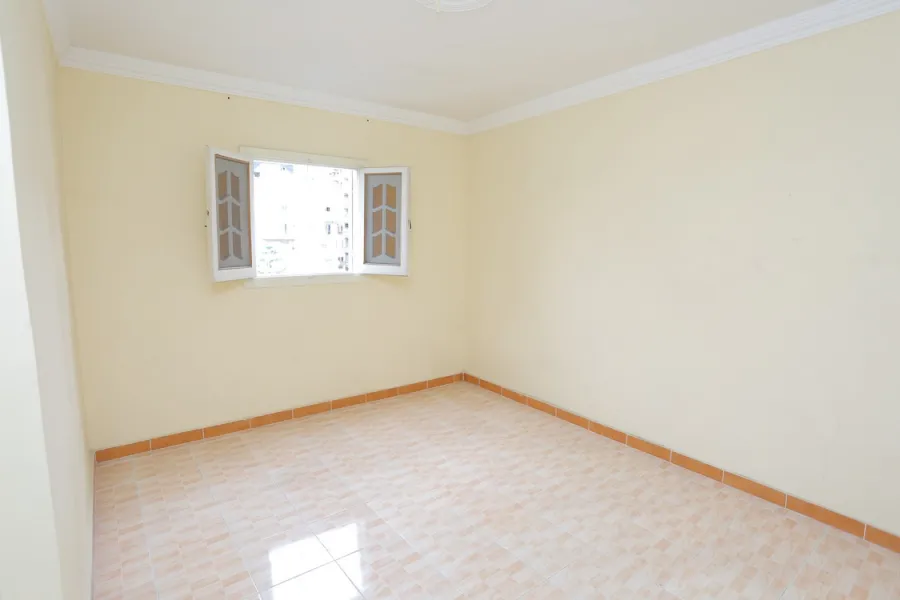 شقة للايجار 85م محرم بك (متفرع من ش جرين-خطوات من الترام)