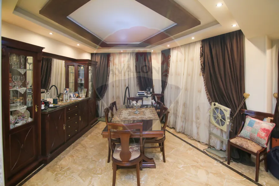 شقة للبيع 240 م محرم بك (ش المأمون مباشرة)