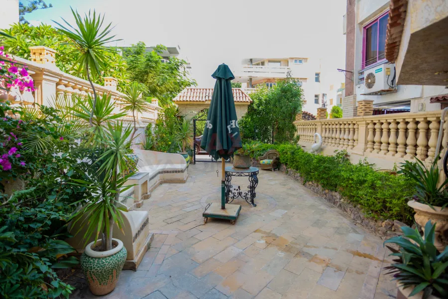 فيلا للبيع 600 م المعمورة الشاطئ (امام السوق التجاري)