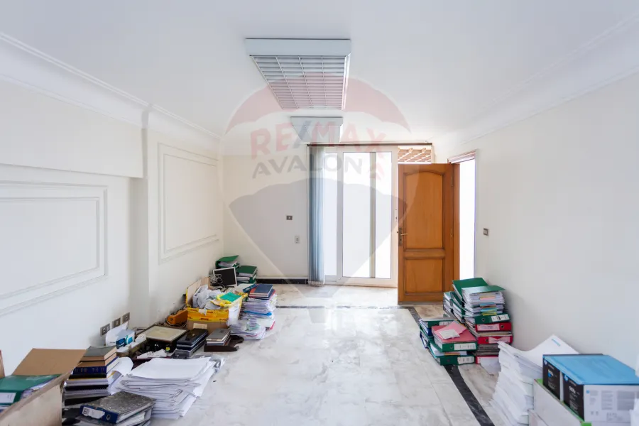 شقة للبيع 272 م زيزينيا (علي البحر مباشرة)