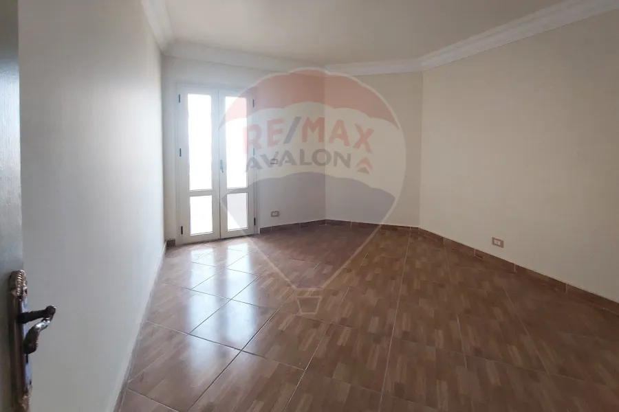Apartment for rent 185m Louran (steps from Victoria College)