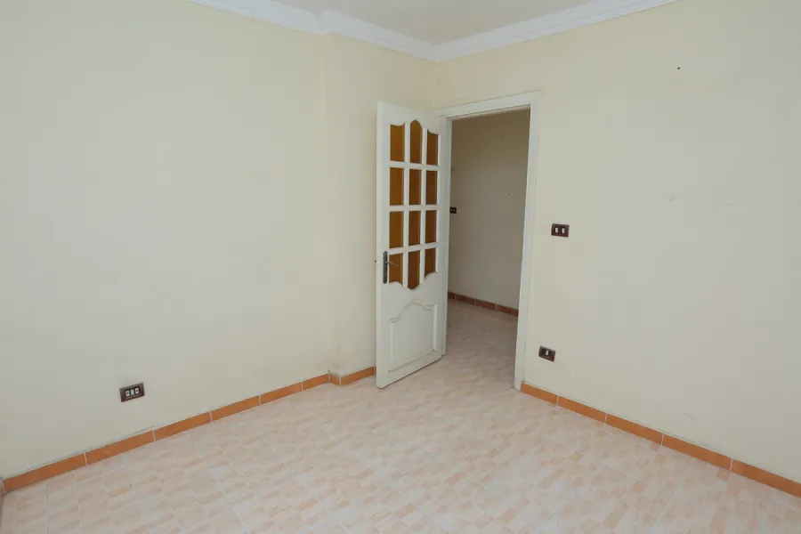 شقة للايجار 85م محرم بك (متفرع من ش جرين-خطوات من الترام)