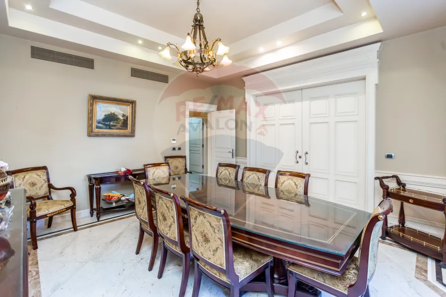 فيلا فاخره للبيع 2,200 م  كينج مريوط (داخل كومباوند بالكينج مريوط - خطوات من  الاستاد)