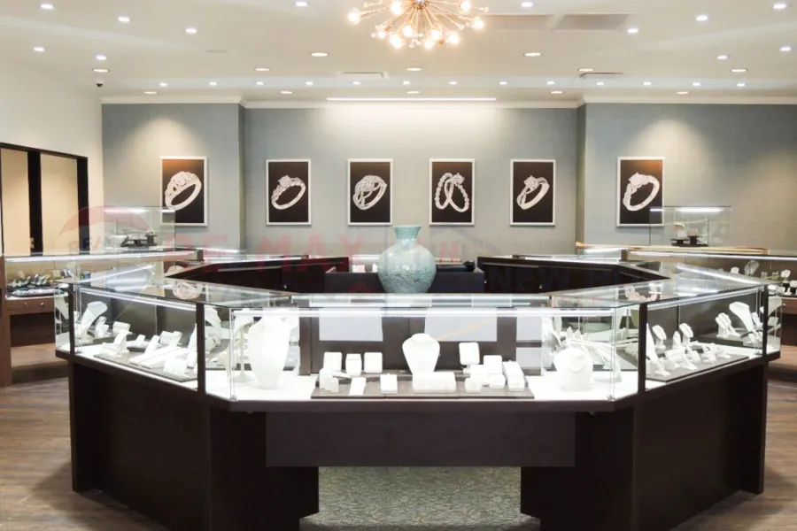 محل تجاري للبيع 54 م لوران ( خطوات من الترام )