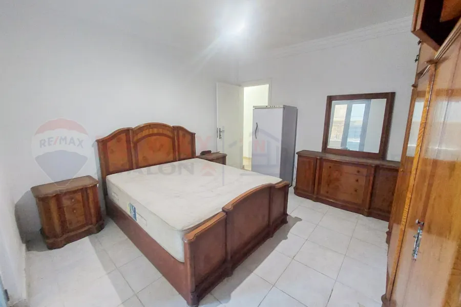 شقة للايجار 160 م كليوباترا (علي البحر مباشرة)