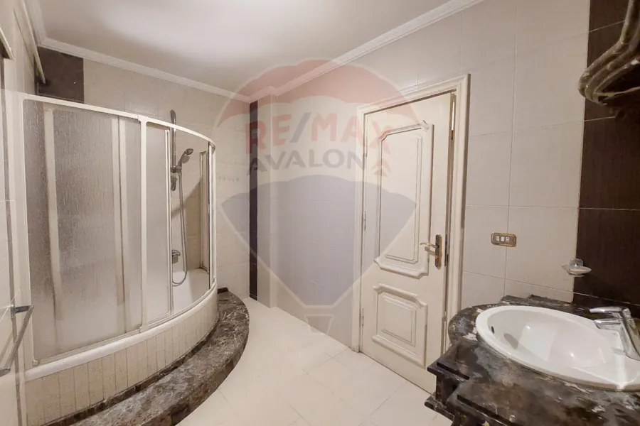 شقة للإيجار 230 م رشدي (ش ألفريد ليان)