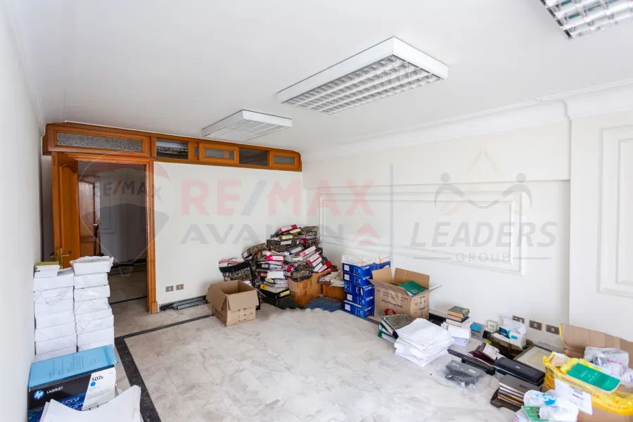 شقة للبيع 280 م زيزينيا (علي البحر مباشرة)