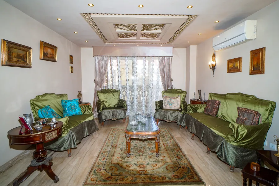 شقة للبيع 220 م لوران (ش الاقبال)